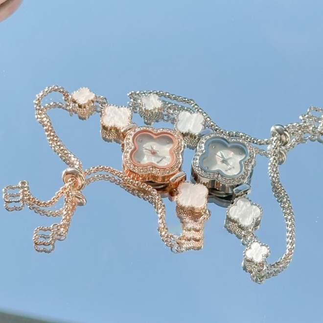 [สร้อยข้อมือฟรี] นาฬิกาข้อมือผู้หญิงs พร้อมนาฬิกาสร้อยข้อมือแบบดึงออกเพชรโคลเวอร์สี่แฉก