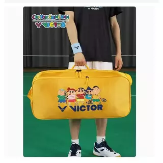 Wickdo VICTOR กระเป๋าแบดมินตัน Crayon Shin-Chan Co-Branded BR5601CS กระเป๋าเป้สะพายหลังสี่เหลี่ยมกระเป๋าสะพายแนวทแยงความจุขนาดใหญ่เทนนิสมัลติฟังก์ชั่น