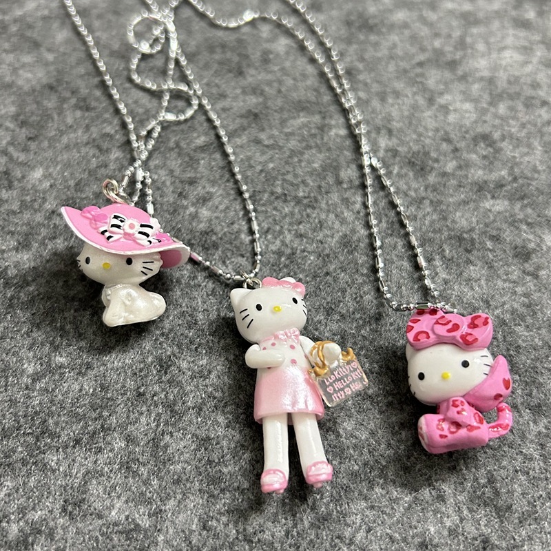 1 ชิ้นอะนิเมะการ์ตูนรูปสร้อยคอคอจี้ Hello Kitty แมวสตรอเบอร์รี่ Little Red Hood DIY Mini PVC Action Figures ตุ๊กตาของเล่น