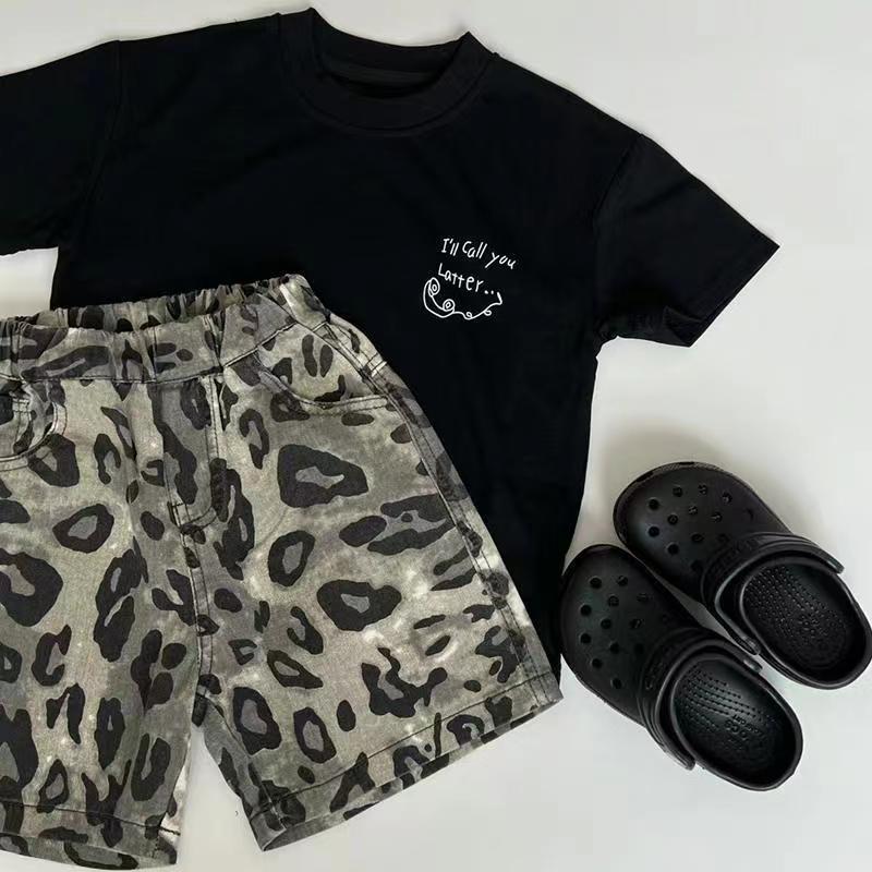 เด็กเสื้อผ้าเด็กสูทชายสไตล์ใหม่ฤดูร้อนสไตล์เกาหลีแฟชั่นพิมพ์สีดําด้านบนเสือดาวพิมพ์กางเกงขาสั้นชุดสองชิ้น