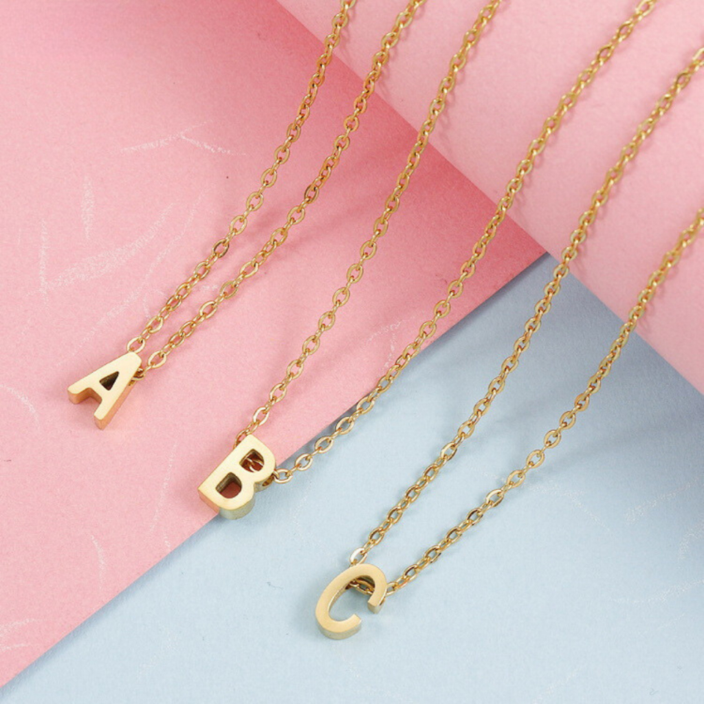 ส ่ วนบุคคลตัวอักษรA-Z จี ้ สร ้ อยคอสแตนเลส 18K ทองไม ่ มีการปอกเปลือกไม ่ มีโซ ่ เค ้ นคอสีดํา