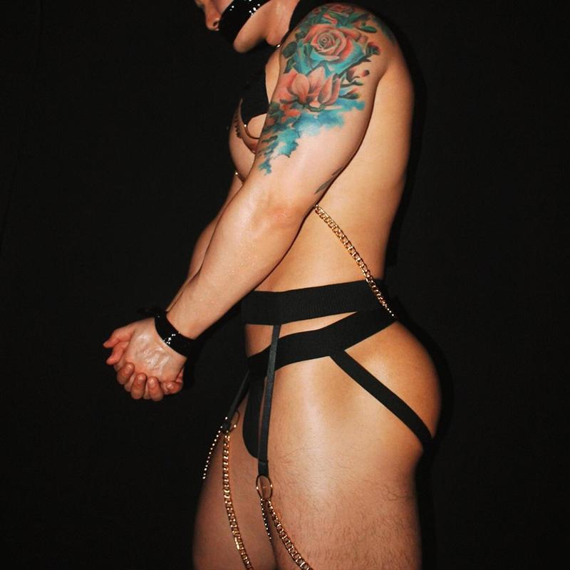 3ชิ้นเซ็กซี่ผู้ชายโซ่โลหะยืดหยุ่นสายรัดหน้าอกโซ่ขาสายรัดถุงเท้ากับกลวงออก ที หงส์ ชุดชั้นในพรรคไนท์คลับประสิทธิภาพเครื่องแต่งกายพังก์