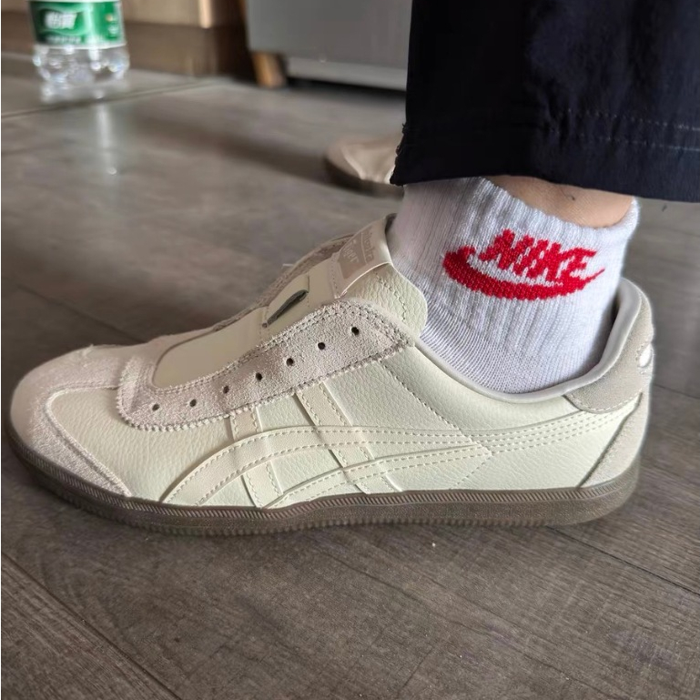 Onitsuka TOKUTEN SLIP-ON Off-White SLIP-ON รองเท้าเทรนนิ่งเยอรมันรองเท้าผ้าใบ