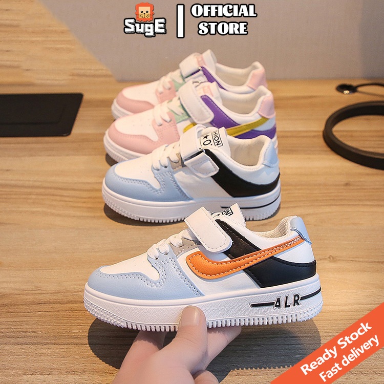 SUGE รองเท้าผ้าใบเด็กผู้ชาย ด้านล่างนุ่ม แฟชั่นสบาย ๆ รองเท้าเด็กผู้หญิง