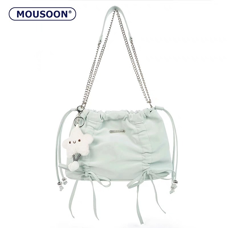 Mousoon กระเป๋าสะพายเกาหลีหญิง Y2K โบว์ drawstring จีบพร็อพอเนกประสงค์กระเป๋าโซ่ความรู้สึกอาวุโสกระเป๋าสะพายข้าง