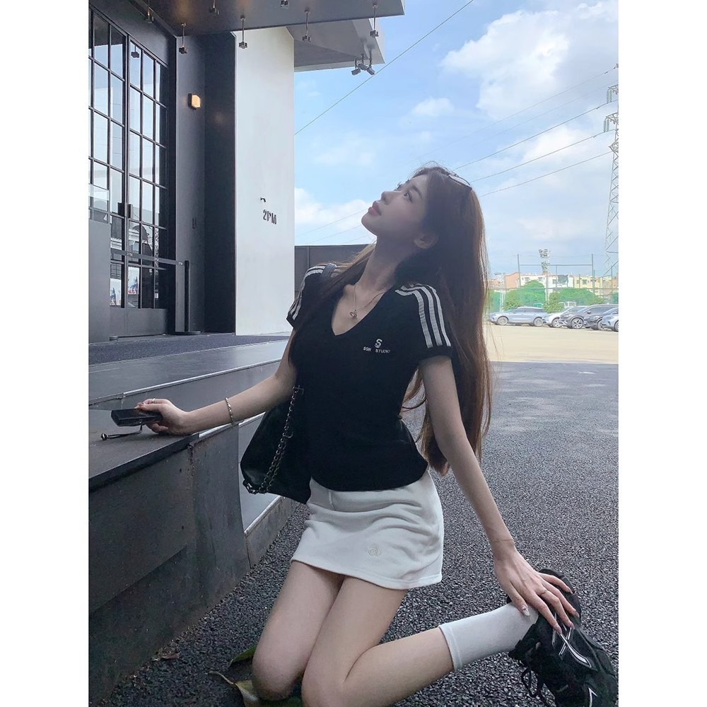 NZN เสื้อยืดแขนสั้นคอวีสาวร้อนสีดําฤดูร้อนสไตล์ใหม่ผ้าฝ้ายแท้ลายทางบาง