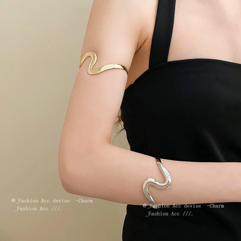 ยุโรปและอเมริกาคลื่นโลหะเปิดสร้อยข้อมือความรู้สึกการออกแบบที่เรียบง่ายบิดแขนสร้อยข้อมือลมเย็นข้ามพรมแดนเครื่องประดับมือขายส่ง