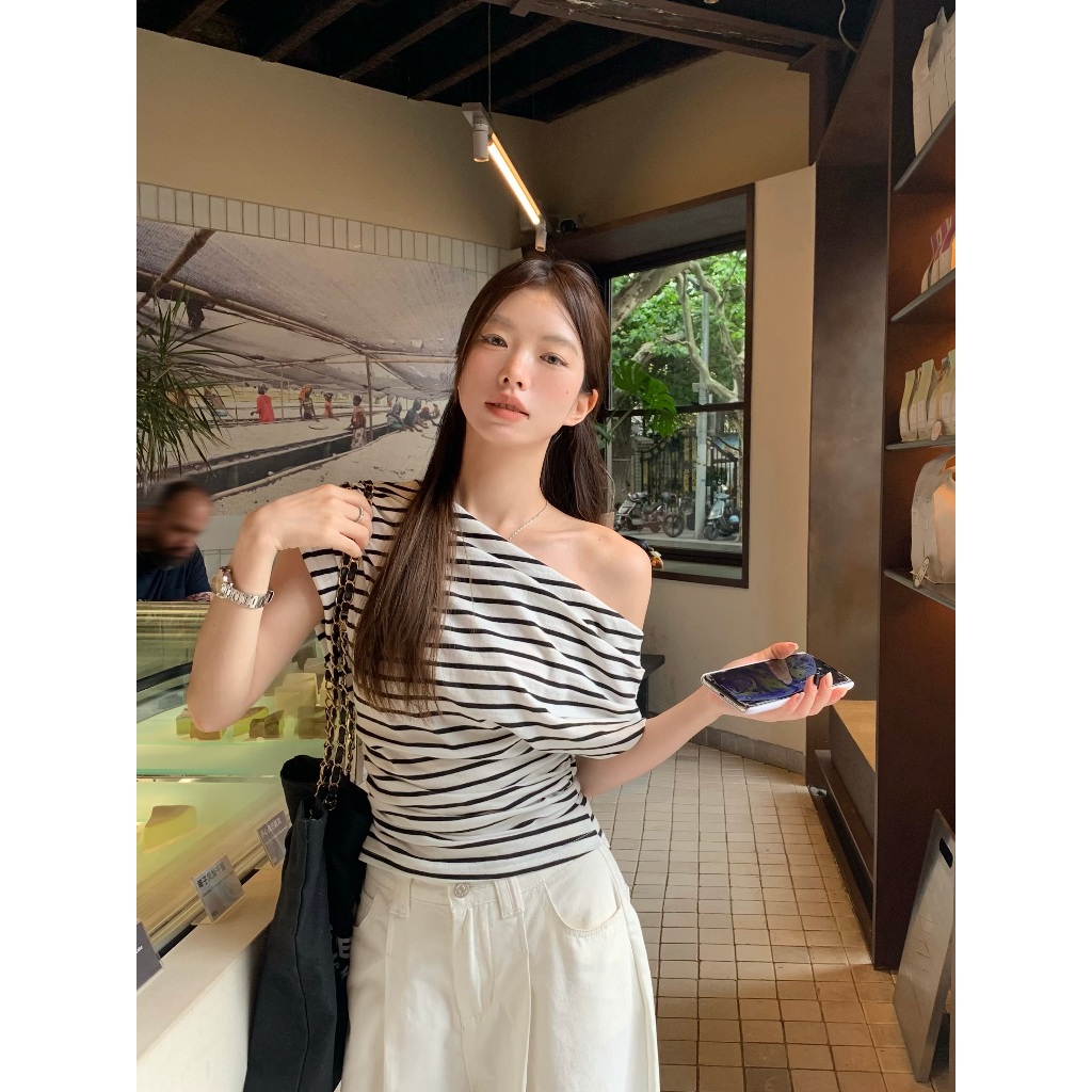 loveflower เสื้อยืดแขนสั้นไหล่เฉียงสําหรับฤดูร้อนของผู้หญิงสาวร้อนสลิมฟิตปิดไหล่ลายด้านบน