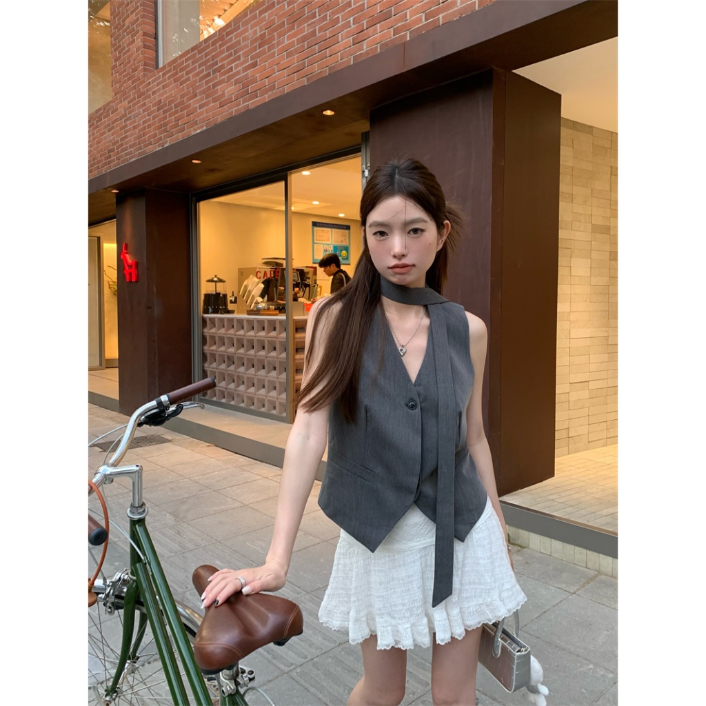 【สินค้าจัดส่งทันที】เสื้อผ้าผู้หญิงฤดูร้อนสไตล์เกาหลี ผอมลง ดูเสื้อกั๊กสูทคอวีสีเทา (พร้อมลําแสง)