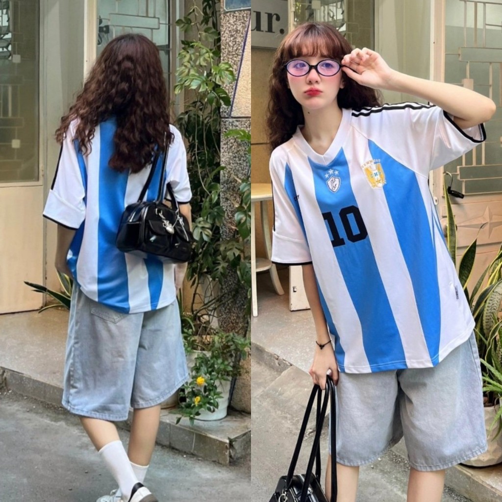 Local Brand เสื้อยืด unisex Footy Tee NO.10 กีฬาสไตล์ V คอแขนสั้นเสื้อยืด Oversize หลวมสบายๆเสื้อคู่ Street สวมใส่ผู้ชายและผู้หญิงแนวโน้มร้อน 2567