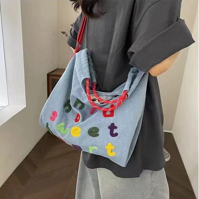 【จัดส่งจากประเทศไทย】 พร้อมส่ง กระเป๋าผ้าเดนิมลําลองผู้หญิง 2024 กระเป๋าถือสไตล์ใหม่กระเป๋าสะพายเดินทางความจุขนาดใหญ่กระเป๋า ผู้สื่อสาร