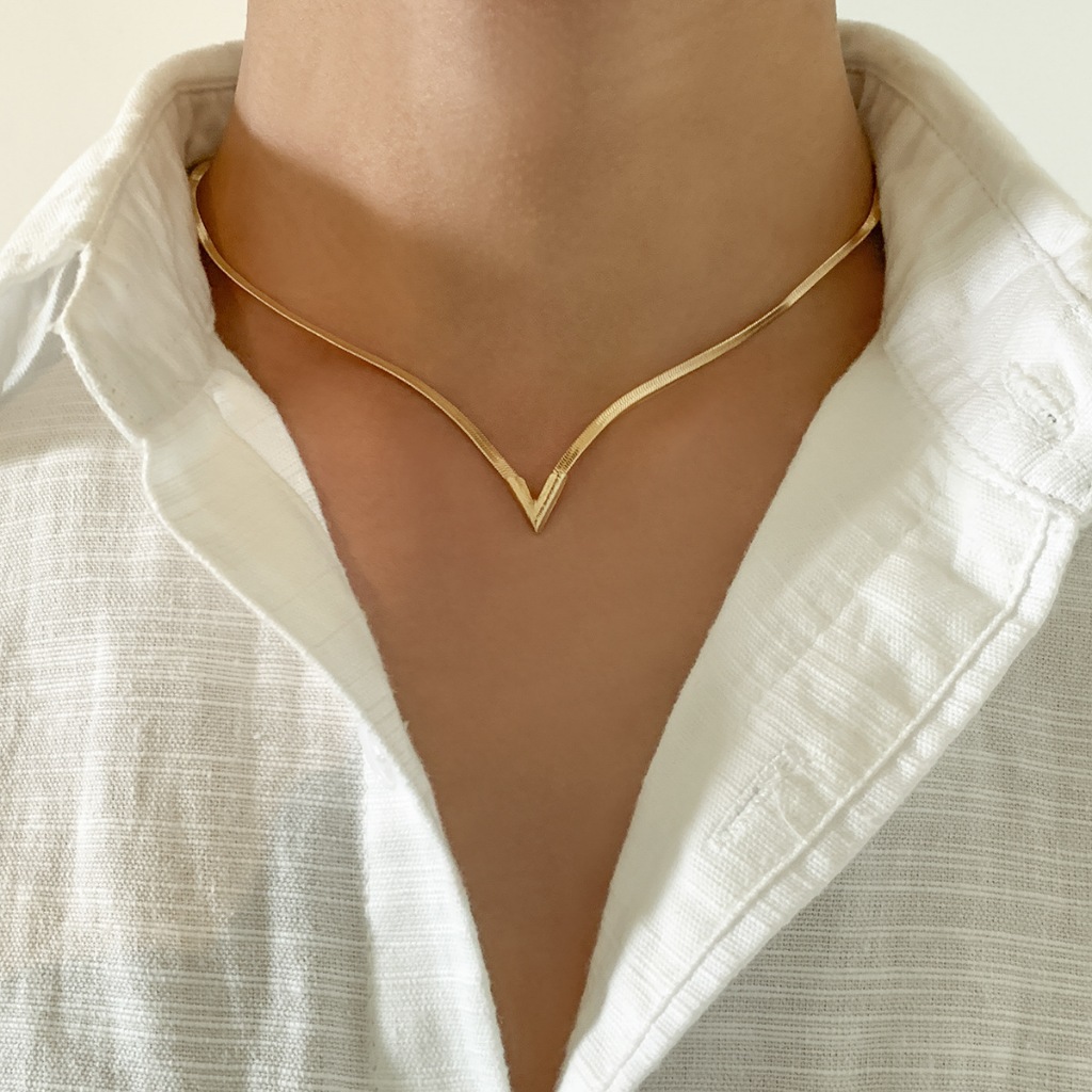 Jushi Mens Jewellery Personalised Minimalist Creative V-Shaped ทองแดงแบนสร้อยคองูน้ําพร้อม Collarbone Chain Hypoallergenic