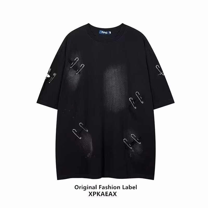 2024 ฤดูร้อนแขนสั้นเสื้อยืดผู้ชายหล่อหักหลุม เข็มหมุด ซอก ออกแบบครึ่งแขนอเนกประสงค์แฟชั่นท็อปส์น้ํา