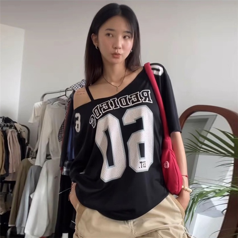 แปลก ทัส เสื้อยืดลําลองไม่สมมาตรแขนสั้นสปอร์ตวินเทจอเนกประสงค์ฤดูร้อนบรรยากาศสไตล์แฟชั่นการออกแบบอาวุโส2024ใหม่สุดฮอต