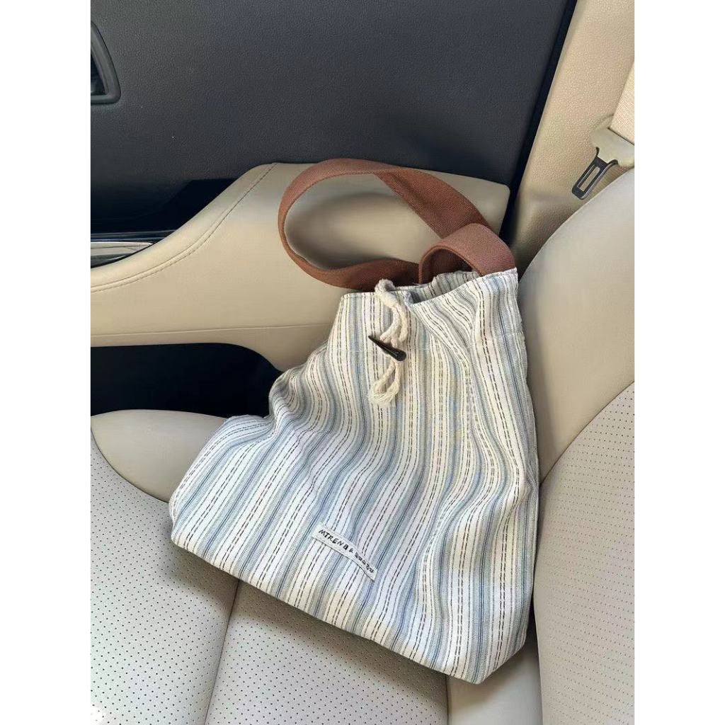 【จัดส่งจากประเทศไทย】 พร้อมส่ง สุภาพสตรีกระเป๋าผ้าใบความจุขนาดใหญ่ 2024 สไตล์ใหม่แฟชั่นฤดูร้อนลําลองใต้วงแขนกระเป๋าเดินทางกระเป๋าสะพาย