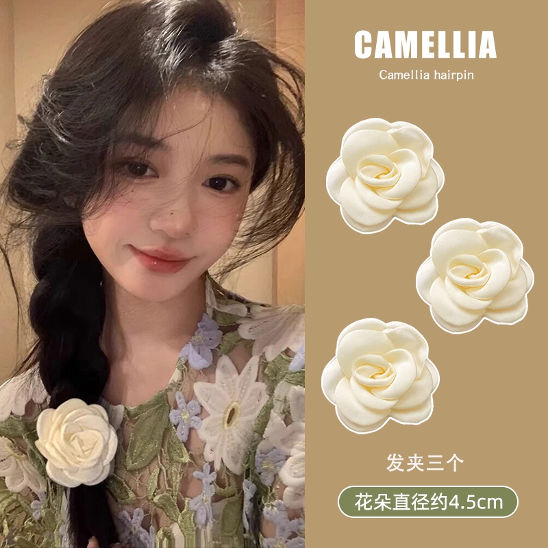 กิ๊บติดผมดอกเคมีเลียสไตล์กลิ่นหอมน้อยหวาน ขอบด้านข้าง กิ๊บติดผมปากเป็ดน่ารักเหมาะสําหรับหมวกกันน็อกยอดนิยมของผู้หญ
