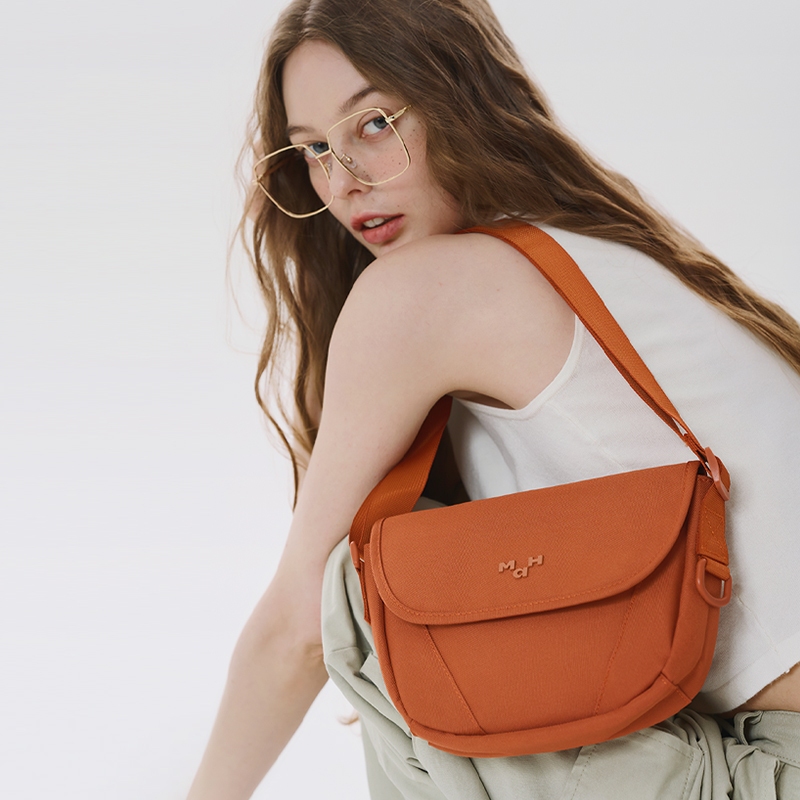 MAH Young กระเป๋าสะพายข้าง ผ้ากันน้ํา 7 นิ้ว เหมาะสำหรับทั้งชายและหญิง（2390）