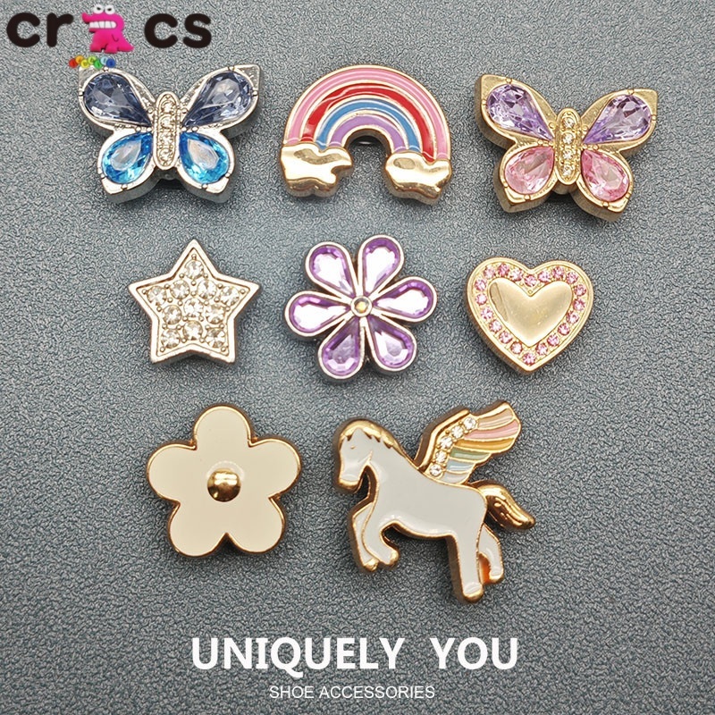 Crocs Jibbitz หัวเข็มขัดโลหะพื้นผิวระดับไฮเอนด์อัญมณีผีเสื้อ/เพชรสีชมพูรัก DIY อุปกรณ์ตกแต่งหัวเข็มขัดรองเท้า
