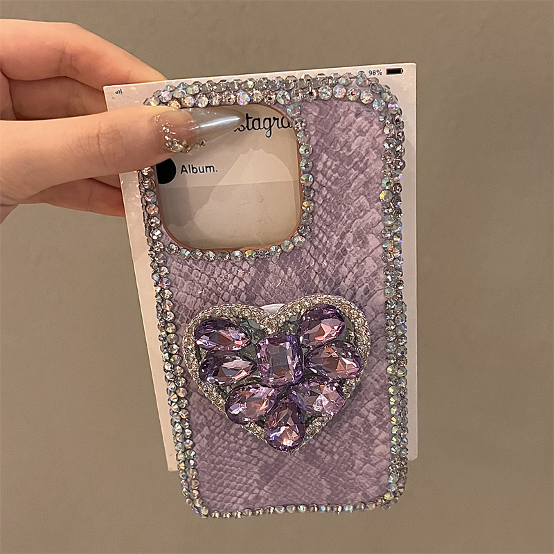 หนังสีม่วงงูรูปแบบGlitterป้องกันกล้องสําหรับiPhone 12 13 14 15 Pro Max High-end Bling Love Heartเพชรที่วางโทรศัพท์วงเล็บฝาครอบป้องกัน