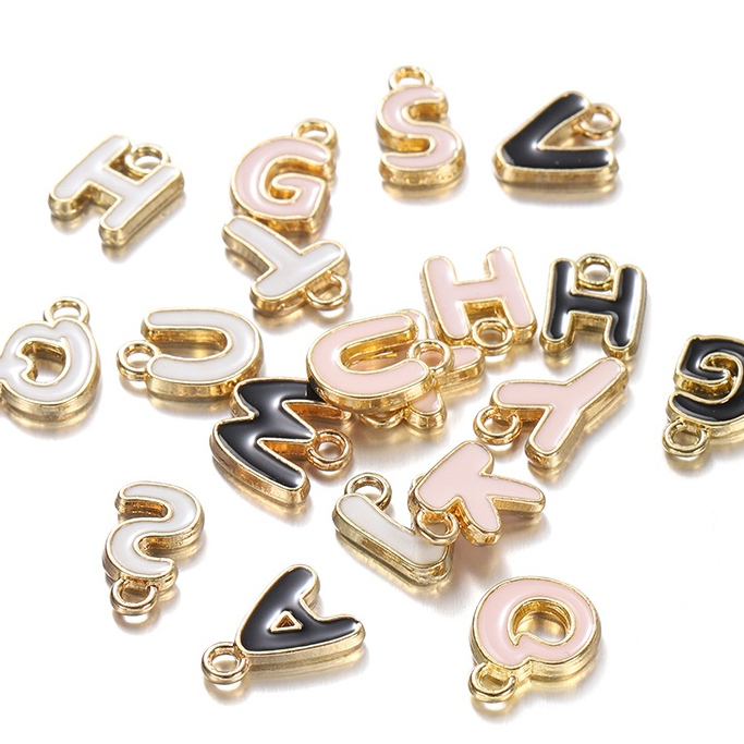 St. kunkka 5 ชิ้นโลหะผสมน้ํามันหยดจี้ตัวอักษร High-End แฟชั่นตัวอักษรภาษาอังกฤษสร้อยคอจี้สําหรับเครื่องประดับ DIY จี้คู่เพื่อนของขวัญ