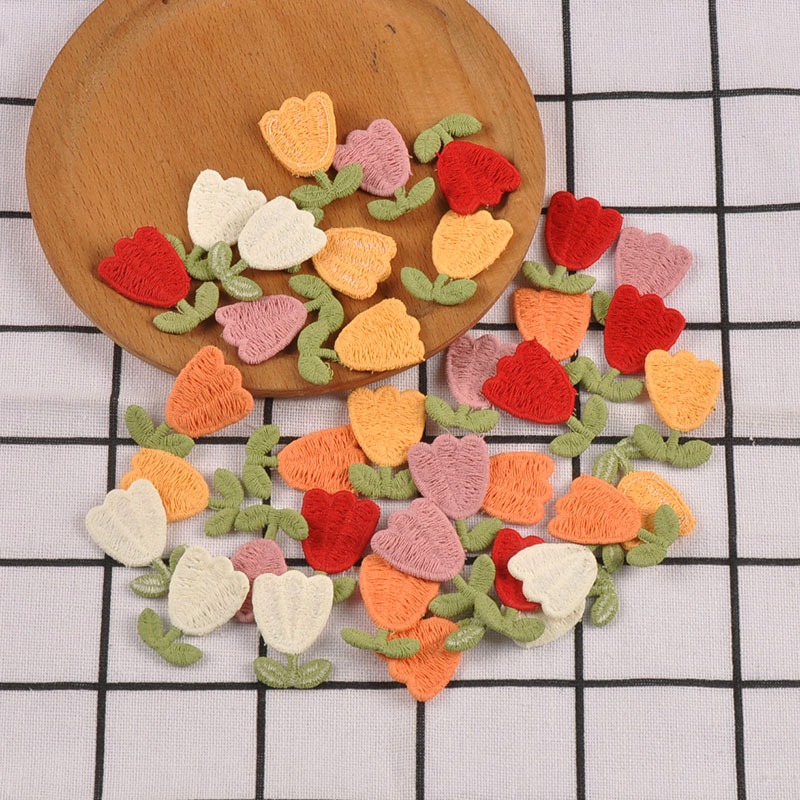 20pcs 31x20 มม.ผสมสี Tulip แพทช์อุปกรณ์เย็บผ้าเสื้อผ้าเย็บปักถักร้อยดอกไม้ Appliques เสื้อผ้าตกแต่ง DIY อุปกรณ์ CP4040