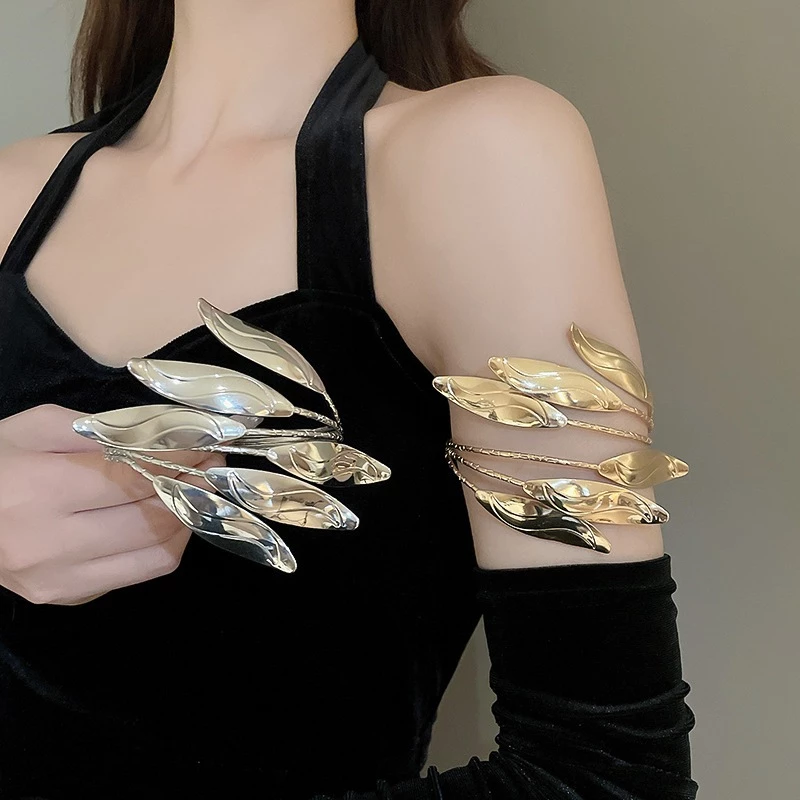 ลมหนาวหลายชั้นใบดอกไม้เปิดสร้อยข้อมือความรู้สึกขั้นสูงบุคลิกภาพ100สร้อยข้อมือแขนยุโรปและสหรัฐอเมริกาแสงหรูหราปลอกแขนระเบิด