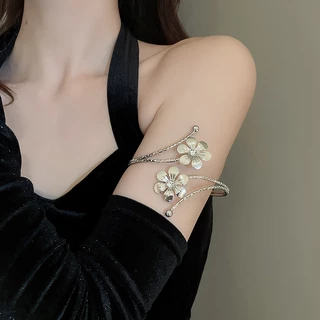 ลมหนาวหลายชั้นใบดอกไม้เปิดสร้อยข้อมือความรู้สึกขั้นสูงบุคลิกภาพ100สร้อยข้อมือแขนยุโรปและสหรัฐอเมริกาแสงหรูหราปลอกแขนระเบิด