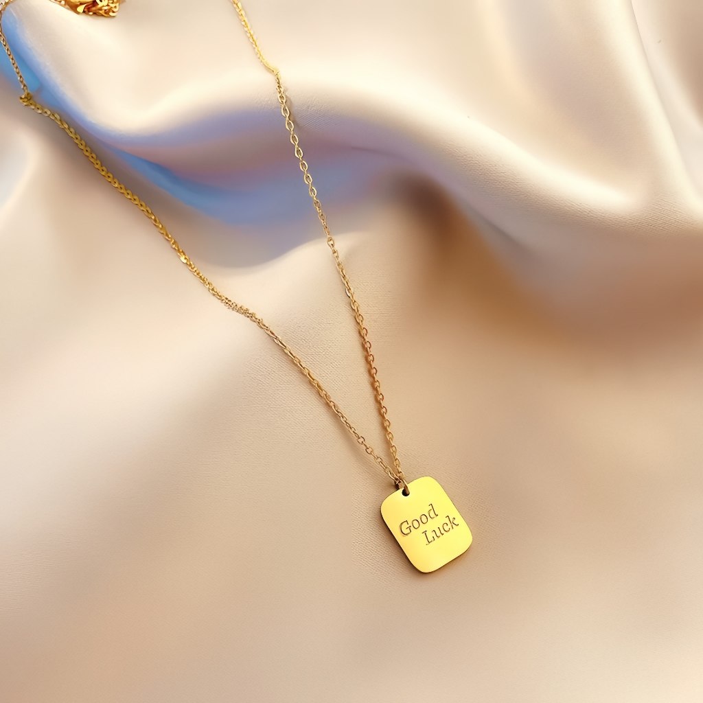 Goodluck Gold สี่เหลี่ยมเล็กยี่ห้อสร้อยคอเหล็กไทเทเนียมElectroplating K Gold Simpleจี้ตัวอักษรขนาดเล็กIns Clavicle Chainเครื่องประดับ