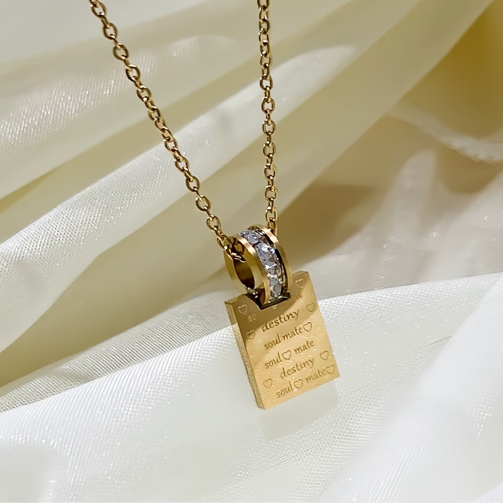 ตัวอักษรภาษาอังกฤษสแควร์ยี่ห้อไทเทเนียมเหล็กสร้อยคอแฟชั่นzircon Light Luxury 18K Gold-Plated High-End ins Nicheออกแบบจี้เครื่องประดับ