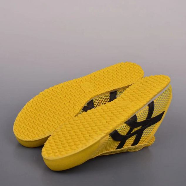Onitsuka Tiger ฤดูร้อนครึ่งสนับสนุนตาข่ายระบายอากาศ One-Pedal ผู้ชายผู้หญิงสไตล์เดียวกันรองเท้าขี้เกียจรองเท้าชายหาดรองเท้าแตะรองเท้าลําลอง Bruce Lee Y