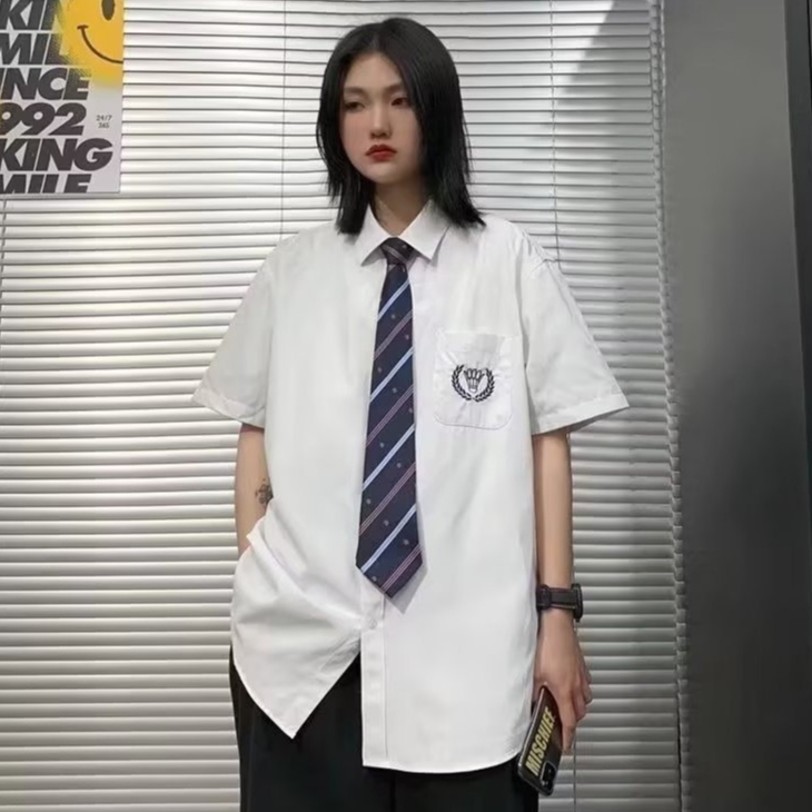 เสื้อยืดโปโลคอปกแขนสั้นปลอมเครื่องแบบเสื้อกับเย็บปักถักร้อยนักเรียนแฟชั่นเสื้อสไตล์วิทยาลัยสําหรับผู้หญิง