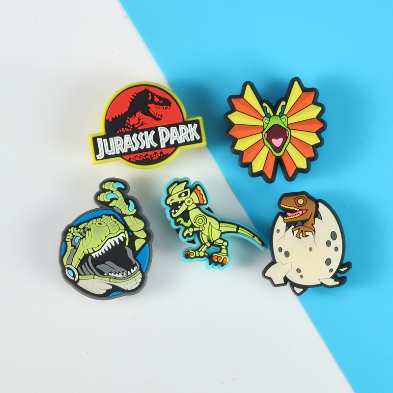 Crocs Carlo Chi รองเท้าอุปกรณ์เสริมตกแต่งหัวเข็มขัดการ์ตูน Zhibixing Jurassic Park ไดโนเสาร์ Series รองเท้าดอกไม้