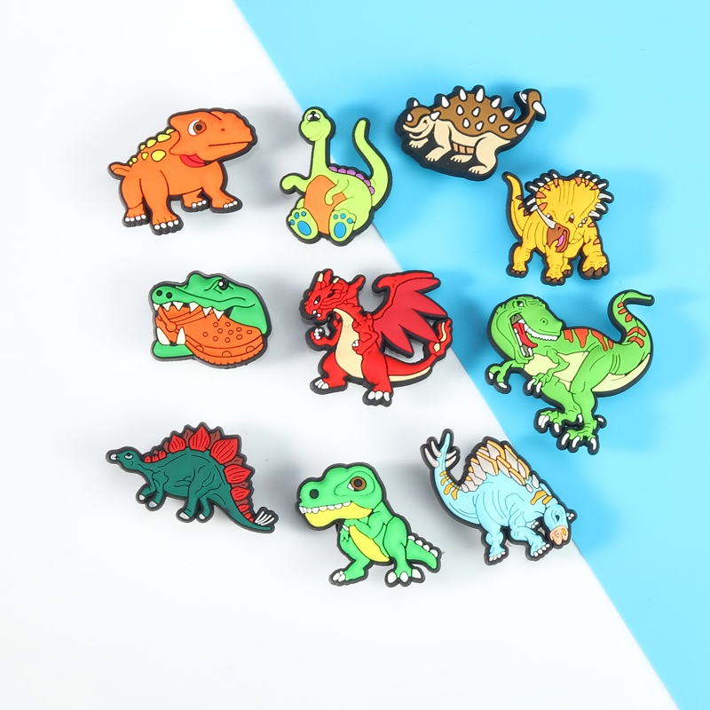 Crocs Carlo Chi รองเท้าอุปกรณ์เสริมตกแต่งหัวเข็มขัดการ์ตูน Zhibixing Jurassic Park ไดโนเสาร์ Series รองเท้าดอกไม้
