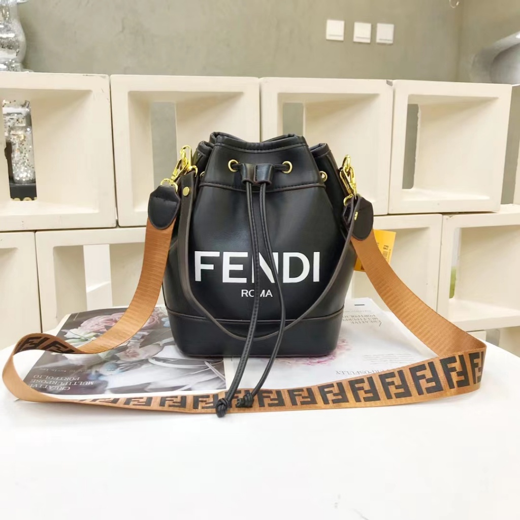 Fendi FENDI สีทึบ Drawstring Bucket Bag สุภาพสตรี All-Match Design Strap สายคล้องไหล่กระเป๋าถือกระเป