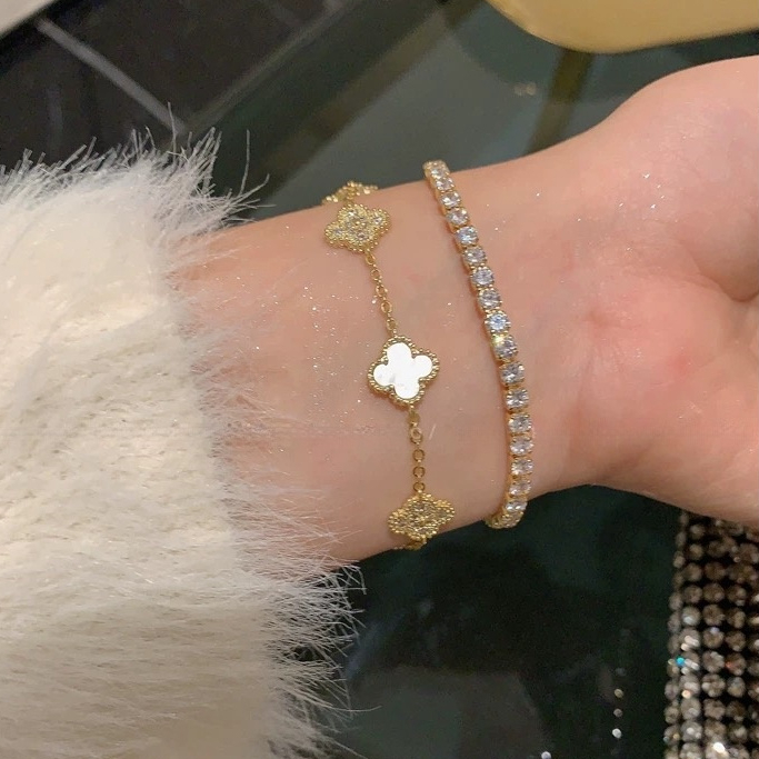 สร้อยข้อมือโคลเวอร์สี่แฉกเพชรเต็มดอกไม้พรีเมี่ยมแสงหรูหราเงาสร้อยข้อมือสไตล์ใหม่สร้อยข้อมือ