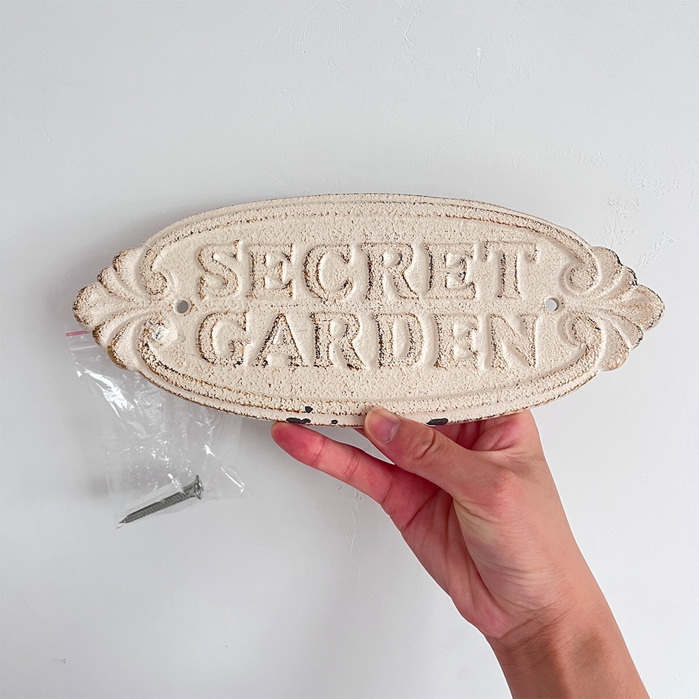 White Distressed SECRET GARDEN แผ่นเหล็กหล่ออังกฤษ SECRET GARDEN เหล็กหล่อรายการตกแต่งลานกลางแจ้งสวนระเบียงตกแต่งผนังแผ่นบ้านเหล็กหล่อย้อนยุคแผ่นยินดีต้อนรับ