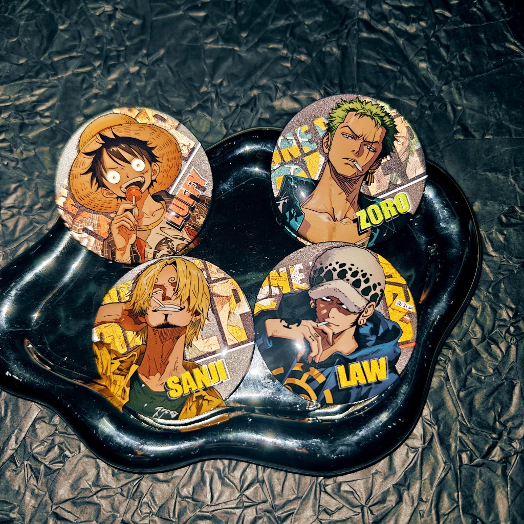อะนิเมะ One Piece Luffy Sanji Zoro กฎหมายป้ายโลหะปุ่มเข็มกลัดสะท้อนแสง Pins คอสเพลย์คอลเลกชันของเล่นกระเป๋าตกแต่งของขวัญ