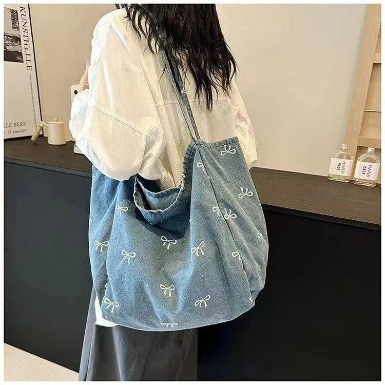 【จัดส่งจากประเทศไทย】 พร้อมส่ง กระเป๋าผ้าใบผ้ายีนส์โรงเรียนมัธยมสุภาพสตรีสไตล์ใหม่ 2024 โบว์หวานความจุขนาดใหญ่กระเป๋าโท้ต