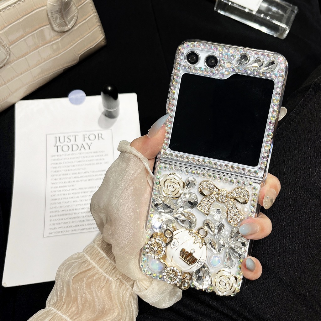 Z Flip7 Bling เพชรที่มีสีสันดอกไม้โบว์ฟักทองปลอกสําหรับ Samsung Galaxy Z Flip 6 Z Flip5 Z Flip4 Z Flip3 Luxury Glitter Rhinestone โปร่งใสป้องกันโทรศัพท์ฝาหลัง