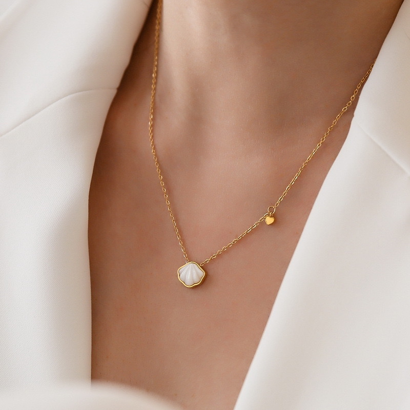 เวอร์ชั่นเกาหลี 18K Gold Fan-Shaped White Shell Small Heart สร้อยคอเหล็กไทเทเนียมสีการเก็บรักษา Clavicle Chain