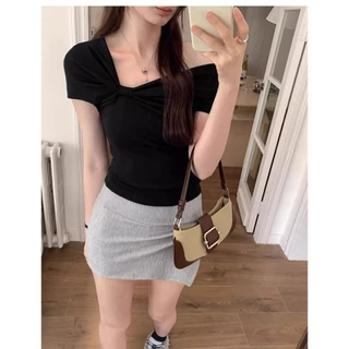 Betty house🌸พร้อมส่ง เสื้อยืดปาดไหล่ผู้หญิง ผ้ายืดรูปทรงสวย เสื้อสวยๆ แขนสั้นครอปปาดไหล่ ดีไซน์เก๋ไก้โบว์ สไตล์ฝรั่งเศส