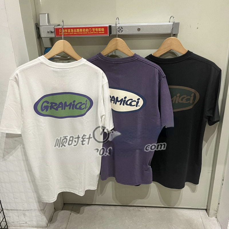 Gramicci เสื้อยืดแขนสั้นคอกลมพิมพ์ลายโลโก้แฟชั่น Little Wild Man สําหรับผู้ชาย 077