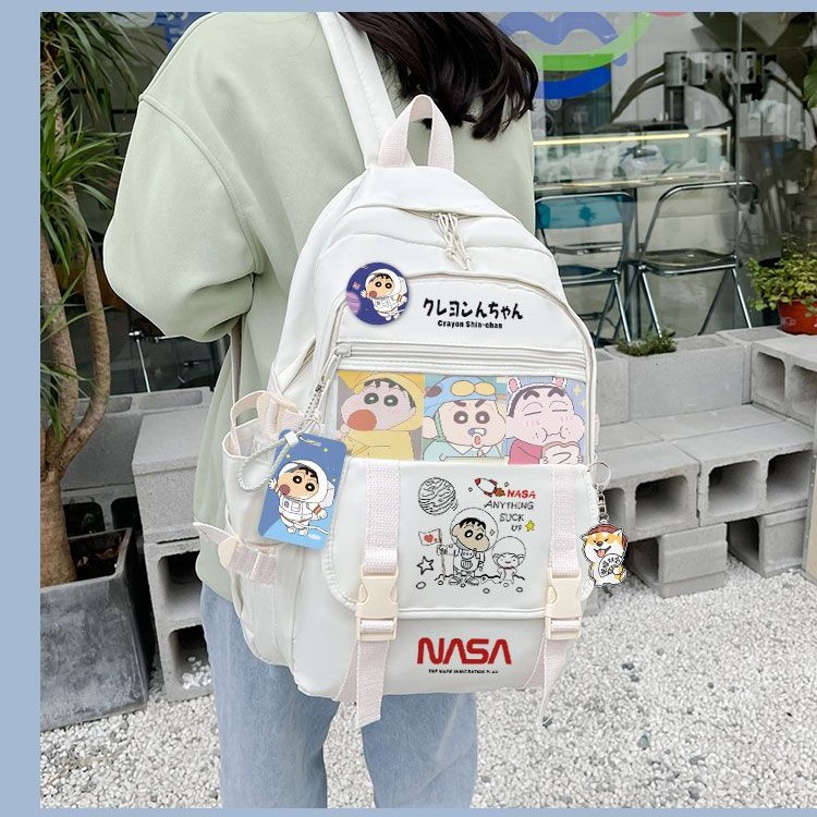 Crayon Shin-Chan กระเป๋าเป้สะพายหลังผู้ชายผู้หญิง 2024 สไตล์ใหม่นักเรียนชั้นประถมศึกษานักเรียนมัธยมต้นความจุขนาดใหญ่