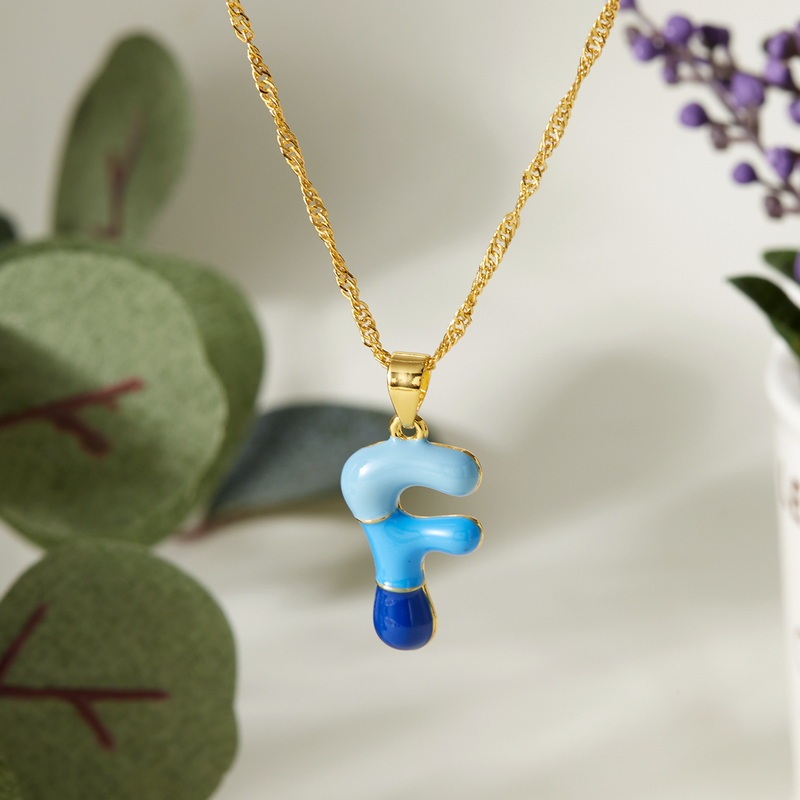 Jushi 18K แฟชั่นการออกแบบ Colourful 26 ตัวอักษรสร้อยคอของขวัญวันหยุดสําหรับเพื่อน Hypoallergenic