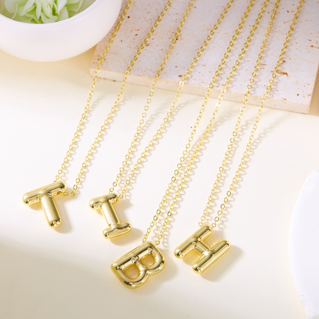 Jushi 18K 26 ตัวอักษรไม่สม่ําเสมอสร้อยคอของขวัญวันหยุดสําหรับเพื่อนและครอบครัว Hypoallergenic ไม่จาง