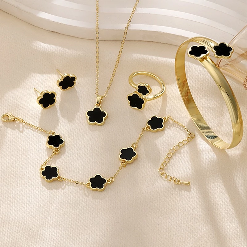 5 ชิ้น/เซ็ตแฟชั่นสีดํา Clover สร้อยข้อมือกําไลข้อมือสร้อยคอแหวนต่างหู 18k Gold Plated Parthenocissus หญ้า Lucky สร้อยข้อมือชุดเครื่องประดับสําหรับผู้หญิงเกาหลี