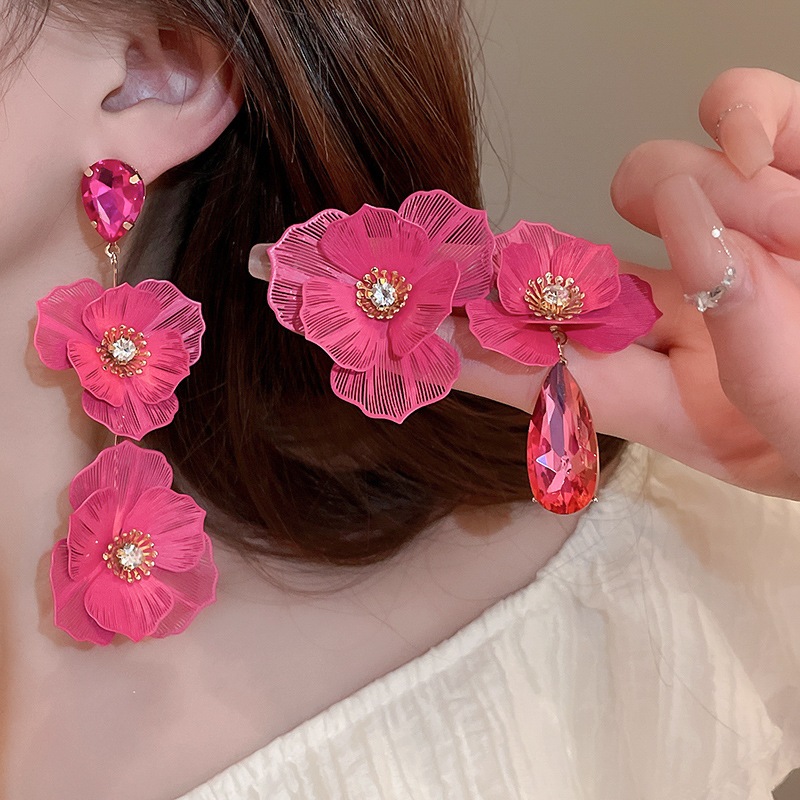 เข็มเงินกุหลาบดอกไม้สีแดงชุดกับเพชรวางต่างหูบุคลิกภาพโอ้อวดสร้างสรรค์ต่างหูยาวแฟชั่นแสงหรูหราต่างหูหญิง