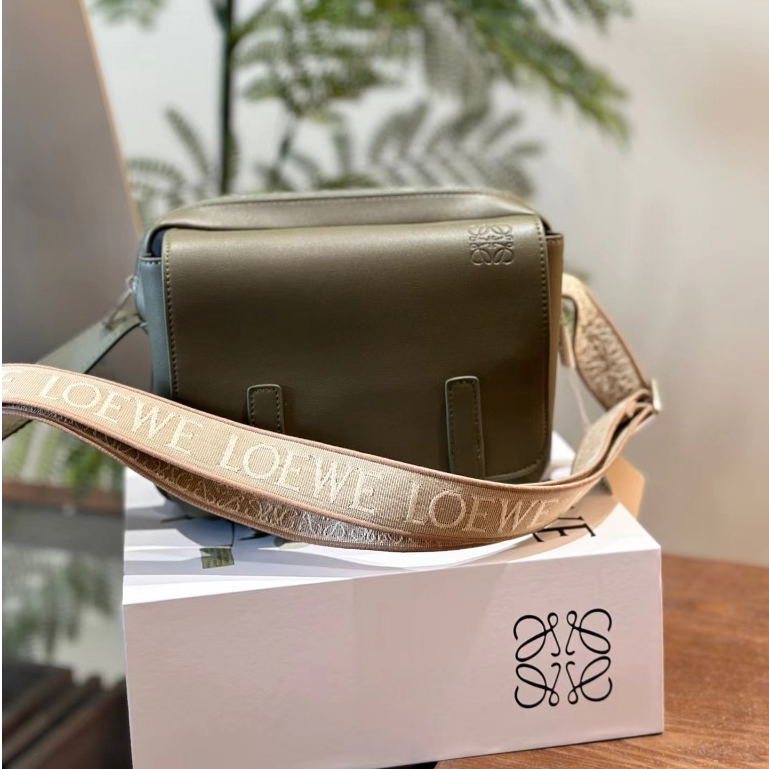 Original กระเป๋าผู้ชายสไตล์ใหม่ MILITARY สายคล้องไหล่กว้างพิมพ์ Flap Messenger กระเป๋าขนาดใหญ่ความจุ Cowhide LY333333-0802