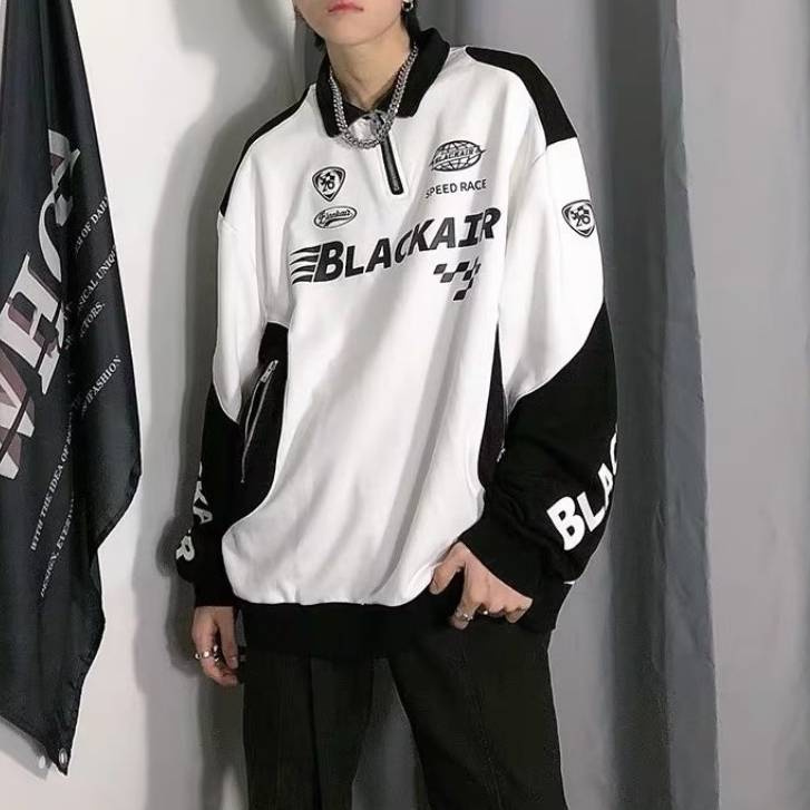 เสื้อโปโลแฟชั่นซิปข้างสไตล์สตรีท แบบใหม่ อินเทรนด์ หลากหลาย หลวม ลำลอง พิมพ์ตัวอักษร มีกระเป๋า เสื้อแจ็คเก็ต Racing แขนยาวสีขาวสำหรับบุรุษและเยาวชน M-3XL