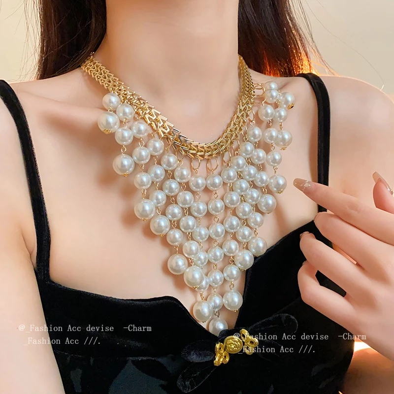 ฝรั่งเศสแสงหรูหราจดหมายมุกขอบสร้อยคอซอกการออกแบบสร้างสรรค์ความรู้สึกกระดูกไหปลาร้าโซ่อารมณ์พระราชวังสไตล์เครื่องประดับผู้หญิง